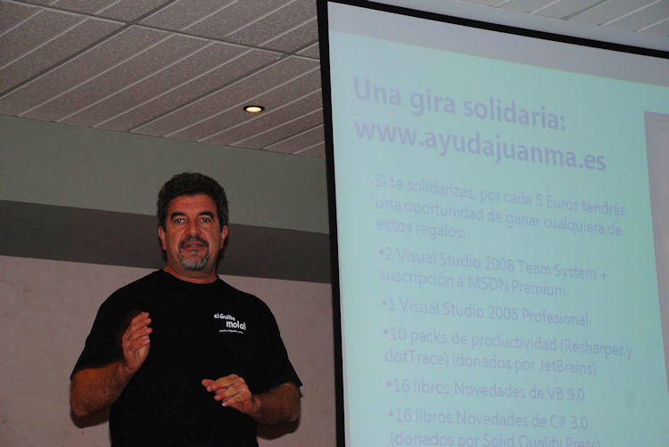 Explicando cómo colaborar con Ayuda a Juanma en el evento de Pamplona