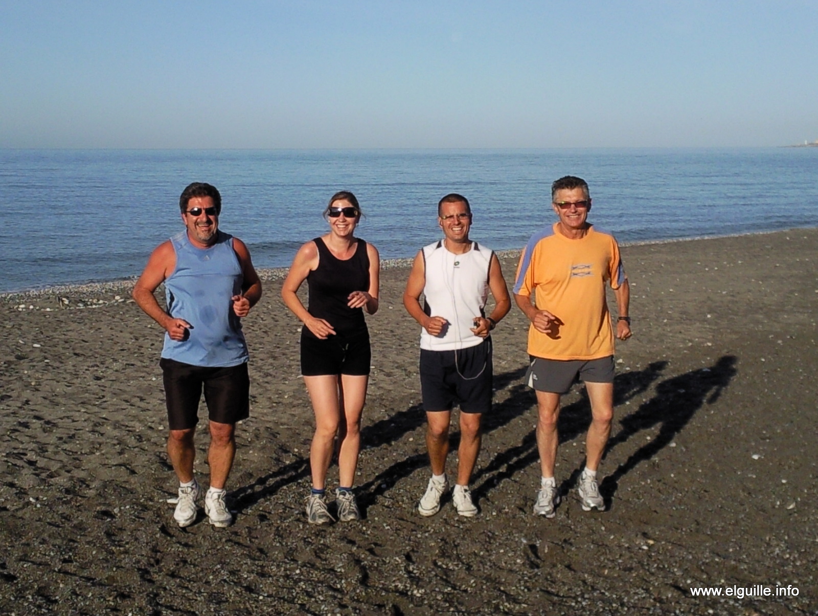 El grupillo que vamos a correr por al Playazo, de izquierda a derecha (según se mira la foto): el Guille, Mª Ángeles, Miguel y Antonio